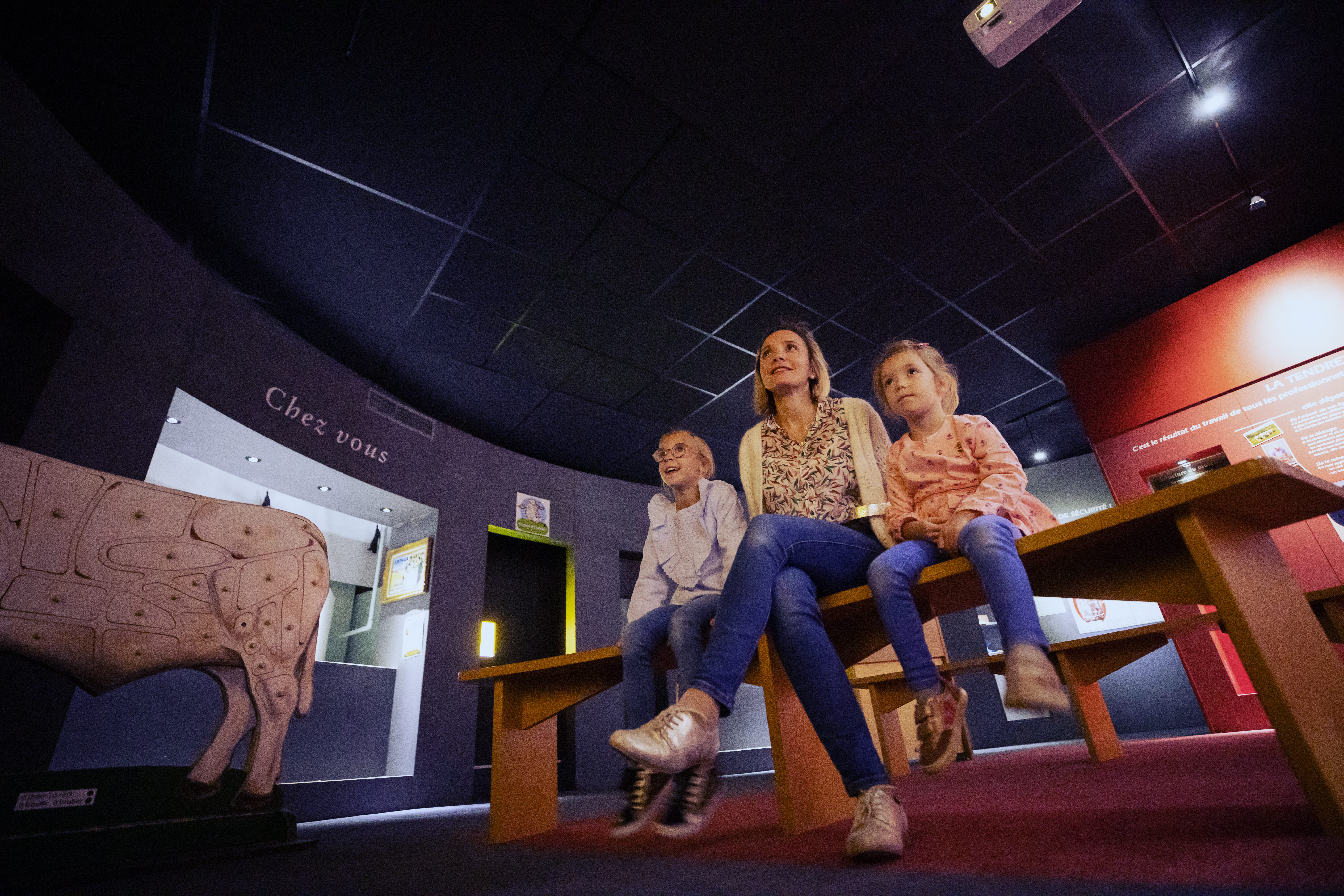 Une mère et sa fille suivent le parcours aventure pour visiter le musée